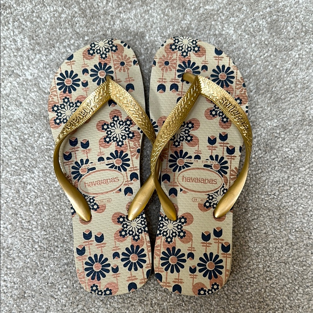 Havaianas Floral Flip Flops with Gold Straps 39-40, women’s 9